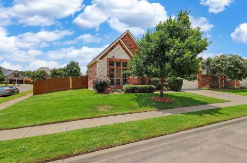 208 Edinborough Dr, Euless, TX 76039-2499
