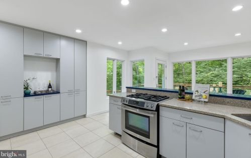 3709 Whispering Ln, Falls Church VA  22041-1121 exterior