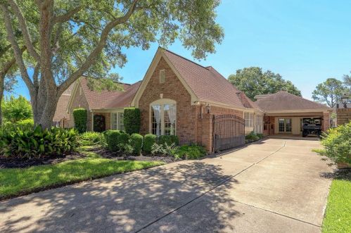 2125 Country Club Dr, Pearland, TX 77581-5107