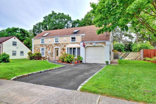 27 Cloverlook Ln, Central Islip, NY 11722-2520