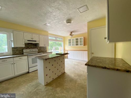 844 Maple Dr, Southampton PA 18966-4208 exterior