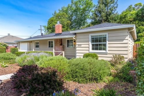 2521 Valley Center Dr, Santa Rosa, CA 95405-6831
