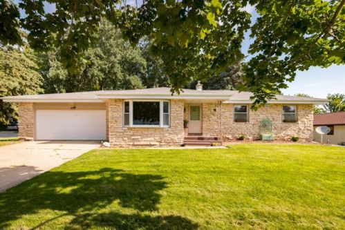402 Meadowpark Dr, Horicon, WI 53032-1577
