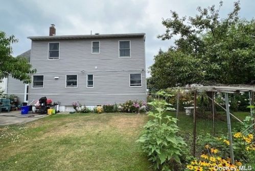 80 Doges Promenade, North Lindenhurst NY  11757-6408 exterior