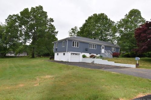 51 Greenfield Dr, Bridgeport, CT 06606-4429