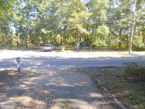 818 Lake Dr, Lakewood, NJ 08701-3033
