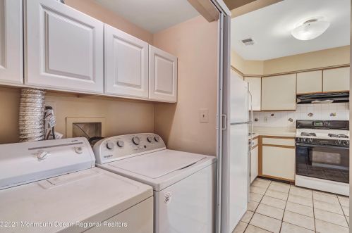 13 Jennings Ct, East Freehold NJ  07728-4320 exterior