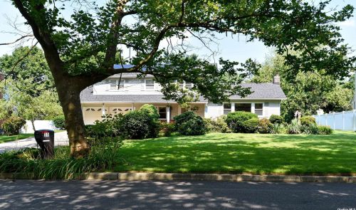 55 Greenvale Dr, Elwood NY  11731-4117 exterior