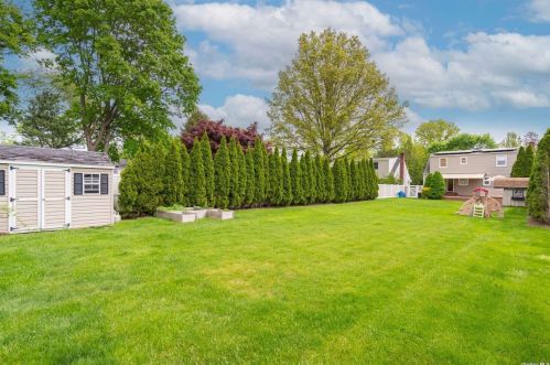 419 4th St, Elwood NY  11731-2932 exterior