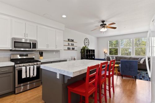2535 Edgewater Dr, Santa Rosa, CA 95407-4588