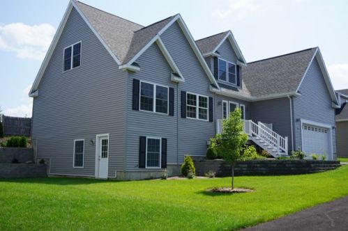 11 Courtney Ln, Nashua NH  03062-1390 exterior