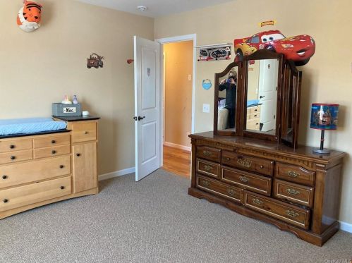 8 Summit Dr, Marlborough NY  12542-6408 exterior