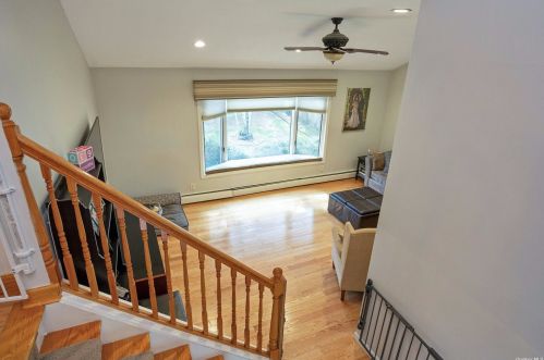 8 Stuart Ct, Huntington Station NY  11746-4237 exterior