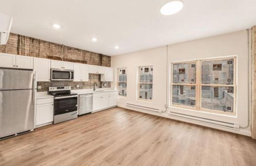 2577 Downer Ave, Milwaukee, WI 53211-4253