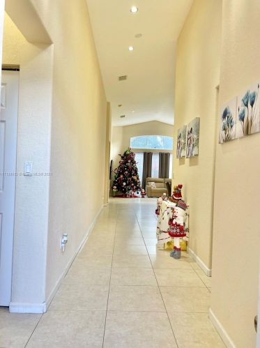 19130 29th Ct, Hollywood, FL 33029-2458