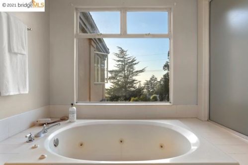 5525 Balboa Dr, Oakland CA 94611-2313 exterior