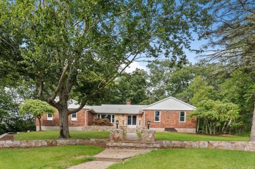 1111 Arbutus St, Middletown, CT 06457-5122