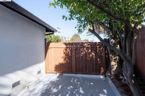 2709 Shamrock Dr, Richmond CA  94806-1524 exterior