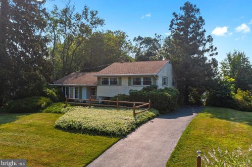 2252 Horseshoe Dr, Pottstown, PA 19464-1529