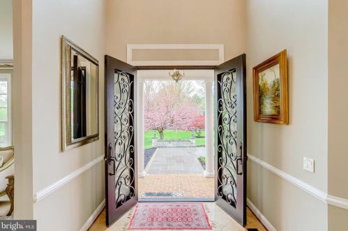 10108 Nedra Dr, Great Falls VA  22066-2835 exterior