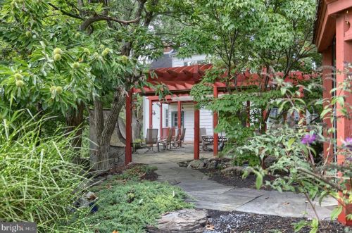 6411 Devonshire Hts Rd, Harrisburg PA 17111-4818 exterior