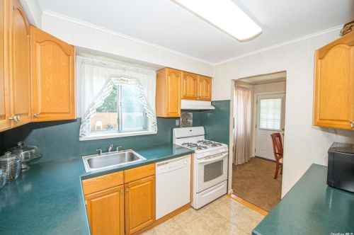 1021 Fulton Ave, North Lindenhurst NY  11757-2122 exterior