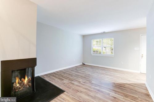 2053 Headlands Cir, Herndon VA  20191-3642 exterior