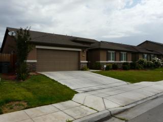 5892 Robinson Ave, Fresno, CA 93722-7552
