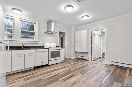 33 Riverside Dr, Oakland NJ  07436-1405 exterior