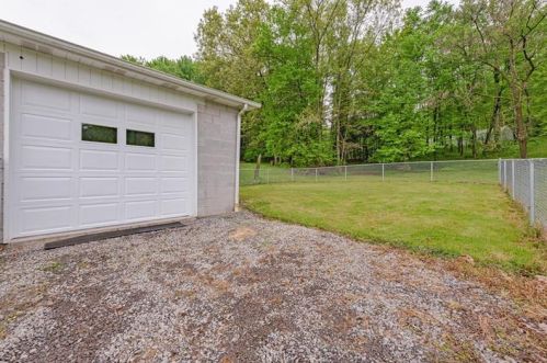 235 2nd St, Slickville, PA 15684-1032