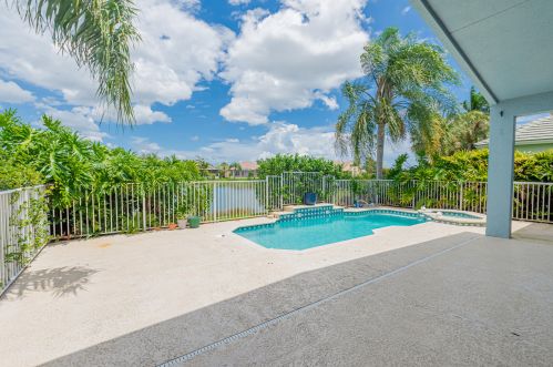 114 Willow Grove Ave, Fort Pierce, FL 34986-3565