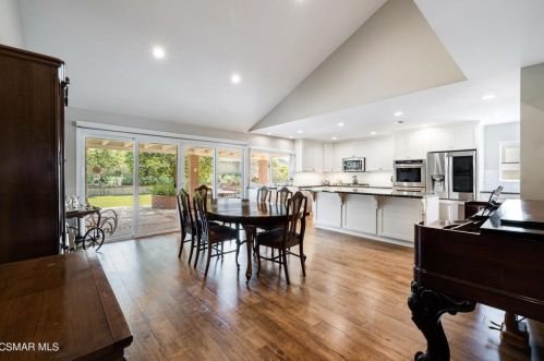 676 Weaver St, Simi Valley CA  93065-4315 exterior