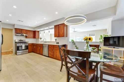 28 Iris Cir, Ridgewood NJ  07452-3428 exterior