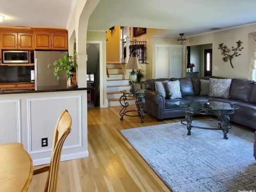 512 Avon Pl, West Islip NY  11795-4702 exterior