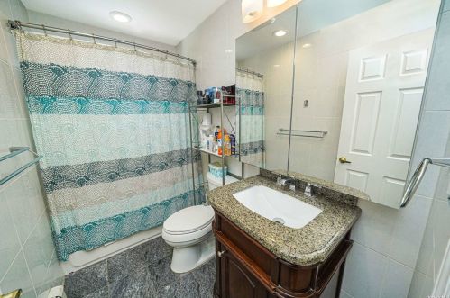 5 Victoria Rd, Babylon NY  11703-1406 exterior