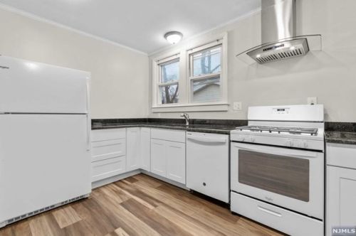 33 Riverside Dr, Oakland NJ  07436-1405 exterior
