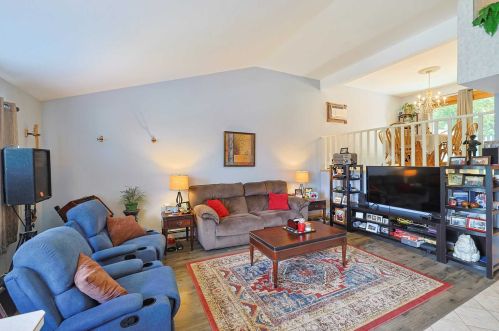 20 Hemlock Ct, Fishkill NY  12524-2618 exterior