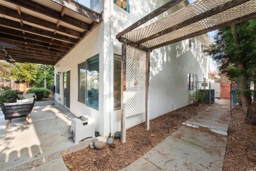208 Bald Eagle Dr, Vacaville CA  95688-1054 exterior