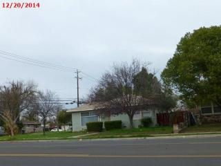 1642 Dakota Ave, Fresno, CA 93705-2412
