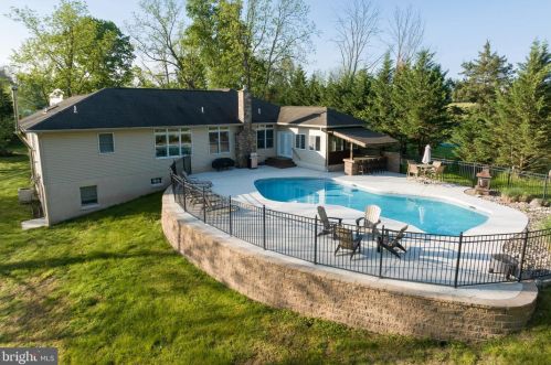 2975 Burton Dr, Gilbertsville PA  19525-9694 exterior