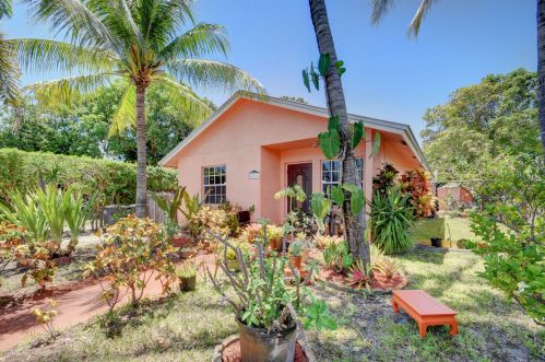 522 Avenida Hermosa, West Palm Beach, FL 33405-1515
