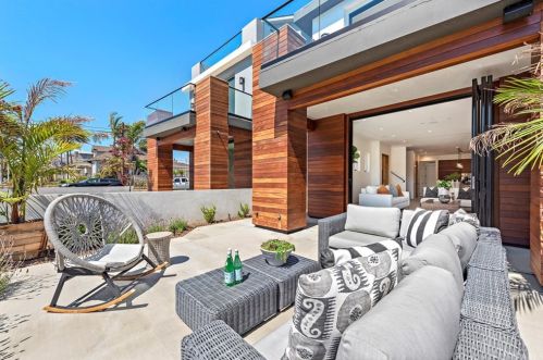 618 Huntington St, Huntington Beach, CA 92648-4752