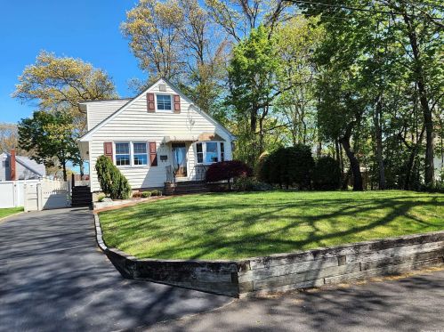 259 4th St, West Islip, NY 11795-1831