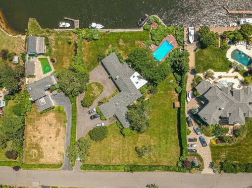 155 Bayberry Rd, Islip Manor, NY 11751-4903