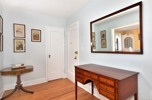 4810 Boston Post Rd, New Rochelle, NY 10803-3004