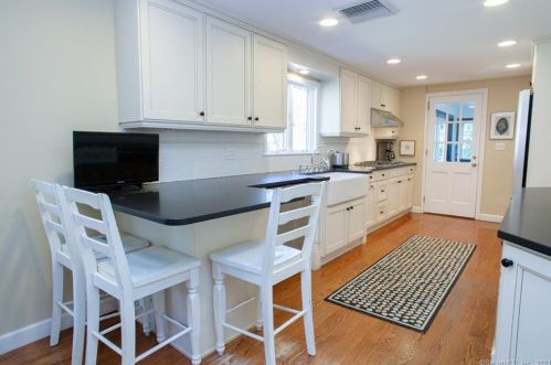 186 Hunter Dr, Hartford, CT 06107-1020