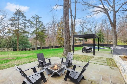 109 Mayapple Rd, Stamford CT  06903-1314 exterior
