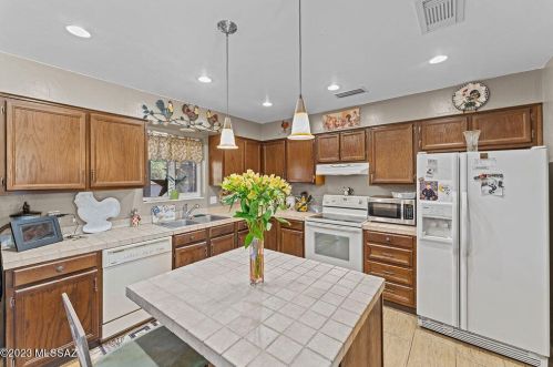 1066 Abrego Dr, Green Valley AZ  85614-3640 exterior