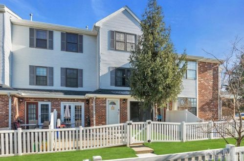 2 Covington Ct, East Brunswick NJ  08816-5127 exterior