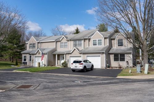 9 Deer Xing Dr, Fishkill NY  12524-1365 exterior